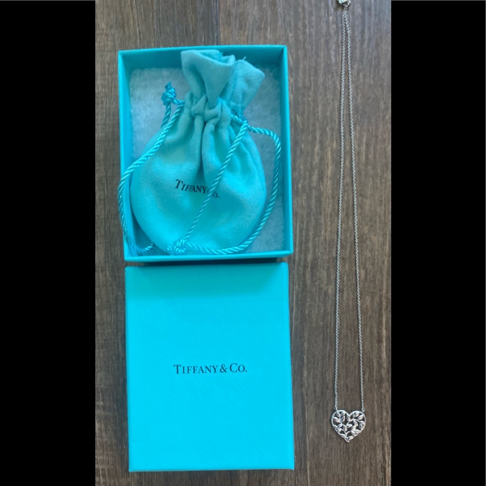 LIKE NEW! Tiffany & Co. Paloma Picasso Olive Leaf Heart Sterling Silver Necklace - Picture 3 of 10